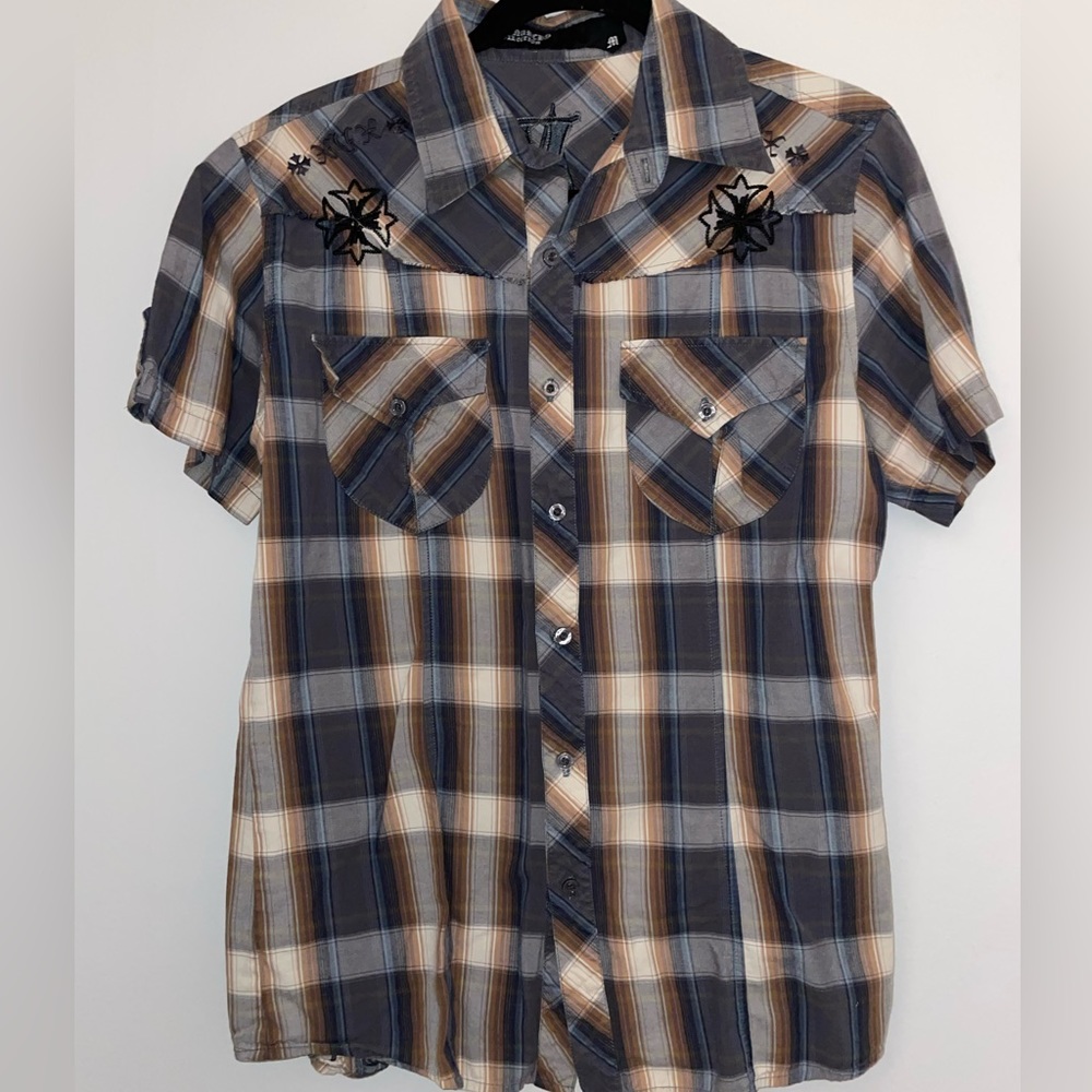 Men’s short sleeve button up.